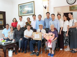 Phường Sơn Tây trao huy hiệu 75 năm, 70 năm tuổi đảng đợt 2/9/2025 tại nhà riêng cho đảng viên.