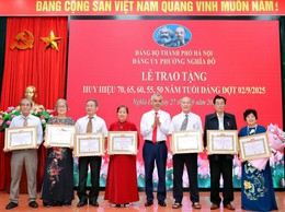 Phường Nghĩa Đô tổ chức Lễ trao tặng Huy hiệu Đảng đợt 2-9