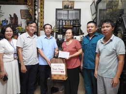 PHÓ CHỦ TỊCH UBND XÃ NGUYỄN HỒNG SƠN TẶNG QUÀ NGƯỜI CÓ CÔNG DỊP KỶ NIỆM 80 NĂM QUỐC KHÁNH 2/9