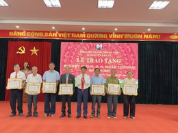 ĐẢNG BỘ XÃ BA VÌ LONG TRỌNG TỔ CHỨC LỄ TRAO HUY HIỆU ĐẢNG ĐỢT 02/9/2025