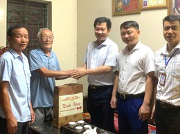 PHÓ BÍ THƯ ĐẢNG UỶ, CHỦ TỊCH UBND XÃ TRUNG GIÃ NGUYỄN BÁ HOÀNG THĂM HỎI, TẶNG QUÀ CÁC GIA ĐÌNH CHÍNH SÁCH, NGƯỜI CÓ CÔNG VỚI CÁCH MẠNG TRÊN ĐỊA BÀN XÃ.