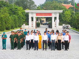 Các đồng chí lãnh đạo xã viếng nghĩa trang liệt sĩ nhân dịp kỷ niệm 80 năm ngày Quốc khánh 2/9
