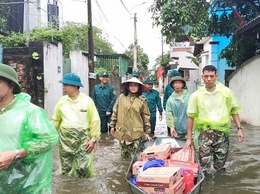 MTTQ xã Đoài Phương tặng quà hộ dân bị ngập do ảnh hưởng của cơn bão số 5