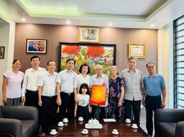 Lãnh đạo phường Bồ Đề thăm, tặng quà gia đình chính sách, cán bộ lão thành cách mạng, tiền khởi nghĩa trên địa bàn
