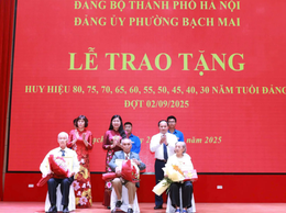 Lãnh đạo TP Hà Nội trao Huy hiệu Đảng tặng đảng viên lão thành phường Bạch Mai