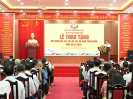 46 ĐẢNG VIÊN THUỘC ĐẢNG BỘ XÃ VINH DỰ ĐÓN NHẬN HUY HIỆU ĐẢNG ĐỢT 2/9/2025