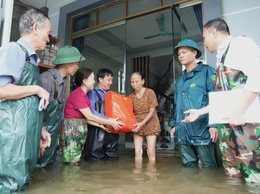 ĐẢNG UỶ - HĐND - UBND - UBMTTQ PHƯỜNG SƠN TÂY THĂM, TẶNG QUÀ 37 HỘ GIA ĐÌNH BỊ ẢNH HƯỞNG BÃO SỐ 5