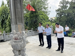 Lãnh đạo xã Hạ Bằng dâng hương tưởng niệm tại Nghĩa trang liệt sĩ xã nhân dịp Quốc khánh 2/9