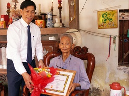Đảng ủy phường Chương Mỹ Trao Huy hiệu 55 năm tuổi Đảng tại nhà cho đảng viên cao tuổi