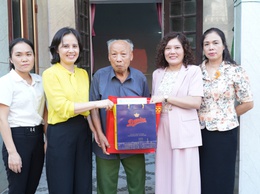 Lãnh đạo xã Chuyên Mỹ thăm, tặng quà các đối tượng chính sách, người có công dịp Quốc khánh 2/9