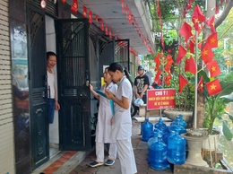 Để chủ động công tác phòng chống dịch sau mưa bão tại các trường học và các hộ dân tại các vùng bị ngập lụt.  Trạm Y tế triển khai phun khử khuẩn, vệ sinh môi trường, xử lý nước sinh hoạt...