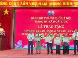 Đảng bộ xã Hoài Đức: 59 đảng viên được trao tặng Huy hiệu Đảng đợt 02/9/2025