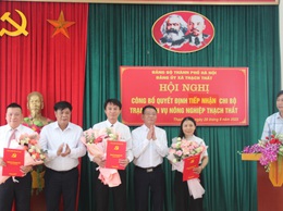 Thạch Thất công bố Quyết định tiếp nhận chi bộ cơ sở Trạm Dịch vụ nông nghiệp Thạch Thất