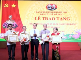 Đảng ủy xã Mỹ Đức trao Huy hiệu Đảng và quán triệt, triển khai các Nghị quyết quan trọng của Trung ương, Bộ Chính trị cho cán bộ chủ chốt xã