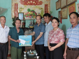 Phó chủ tịch UBND xã Mỹ Đức thăm và tặng quà Mẹ Việt Nam Anh hùng và thương binh