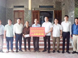 Đồng chí Chủ tịch UBND xã Xuân Mai Nguyễn Anh Đức trao kinh phí hỗ trợ xây dựng nhà ở cho người có công với cách mạng