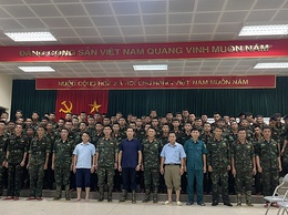 Các đồng chí lành đạo UBND xã Xuân Mai thăm tặng quà các chiến sỹ hỗ trợ nhân dân khắc phục hậu quả hoànlưu cơn bão số 5