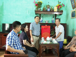Đồng chí Chủ tịch UBND xã Phú Xuyên thăm tặng quà các gia đình chính sách, người có công nhân dịp Quốc khánh 2/9