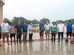 Đồng chí Bí thư Đảng ủy xã Xuân Mai Hoàng Minh Hiến thăm, động viên các lực lượng tham gia phòng chống thiên tai