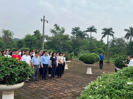 HỌC VIÊN LỚP ĐẢNG VIÊN MỚI KHÓA III/2025 DÂNG HƯƠNG CỐ TỔNG BÍ THƯ ĐỖ MƯỜI VÀ CHÙA HƯNG LONG