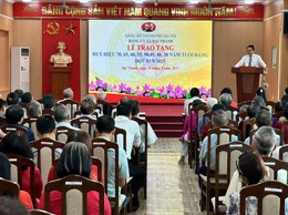 Trao tặng Huy hiệu Đảng đợt 02/9/2025 cho 57 đảng viên thuộc Đảng bộ xã Đại Thanh