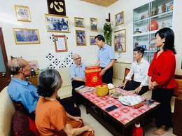 Lãnh đạo phường Từ Liêm thăm, tặng quà tri ân người có công nhân kỷ niệm 80 năm Quốc khánh