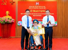 “Huy hiệu Đảng – Dấu ấn vẻ vang trong hành trình cống hiến của 108 đảng viên phường Thanh Liệt