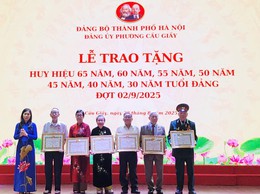 154 đảng viên phường Cầu Giấy nhận Huy hiệu Đảng đợt 2-9