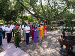 Đoàn Đại biểu phường Hai Bà Trưng, thành phố Hà Nội dâng hương các Khu di tích Quốc gia đặc biệt thờ Hai Bà Trưng.
