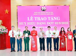 Đảng bộ phường Kim Liên có 202 đồng chí nhận Huy hiệu Đảng đợt 2-9