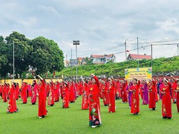700 cán bộ hội viên phụ nữ xã Cổ Đô đồng diễn dân vũ chào mừng 80 năm cách mạng tháng Tám thành cong và Quốc khánh 2/9.