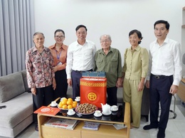 Phường Long Biên thăm, tặng quà người có công nhân dịp kỷ niệm 80 năm Quốc khánh nước Cộng hòa xã hội chủ nghĩa Việt Nam (02/9/1945-02/9/2025)