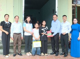 UỶ BAN MTTQ VIỆT NAM XÃ PHÚC LỘC TỔ CHỨC THĂM, TẶNG QUÀ GIA ĐÌNH CÓ HOÀN CẢNH ĐẶC BIỆT KHÓ KHĂN NHÂN DỊP QUỐC KHÁNH 2/9