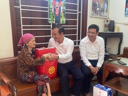 Xã Suối Hai thăm, tặng quà người có công với cách mạng tiêu biểu nhân dịp kỷ niệm 80 năm Quốc khánh nước Cộng hoà XHCN Việt Nam.