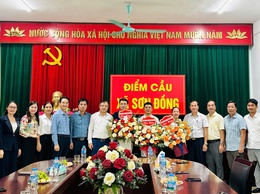 Các đồng chí lãnh đạo xã chúc mừng các cơ quan hành chính nhân ngày truyền thống của ngành