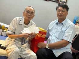 Lãnh đạo phường Phương Liệt thăm hỏi, tặng quà người có công với cách mạng, nhân dịp Quốc Khánh 2/9