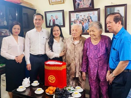 Phường Kim Liên thăm, tặng quà Người có công với cách mạng nhân kỷ niệm 80 năm Cách mạng Tháng Tám và Quốc khánh 2/9