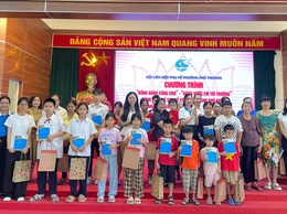 HỘI LHPN PHƯỜNG PHÚ THƯỢNG THỰC HIỆN CHƯƠNG TRÌNH “ĐỒNG HÀNH CÙNG CON”  “NÂNG BƯỚC EM TỚI TRƯỜNG”
