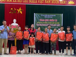 Thôn Nhân Trai trao quà cho các gia đình có hoàn cảnh khó khăn nhân dịp kỷ niệm 80 năm Quốc khánh 2/9.
