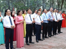 Lãnh đạo các xã Quang Minh, Tiến Thắng, Mê Linh, Yên Lãng dâng hương tưởng niệm Chủ tịch Hồ Chí Minh