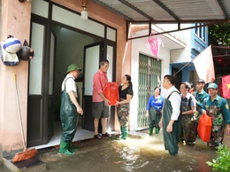 LÃNH ĐẠO PHƯỜNG SƠN TÂY THĂM, TẶNG QUÀ 27 HỘ GIA ĐÌNH CÓ HOÀN CẢNH KHÓ KHĂN BỊ ẢNH HƯỞNG BÃO SỐ 5