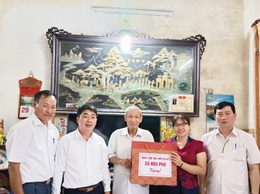 Lãnh đạo xã Hòa Phú thăm tặng quà các gia đình chính sách người có công nhân dịp kỷ niệm 80 năm Cách mạng tháng Tám thành công và Quốc khánh Nước Cộng hòa xã hội chủ nghĩa Việt Nam