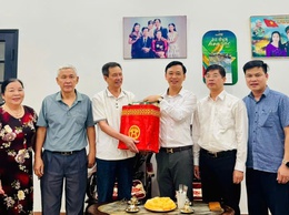Phường Phú Lương thăm, tặng quà tri ân gia đình chính sách, người có công nhân kỷ niệm 80 năm Quốc khánh 2/9