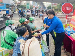 PHƯỜNG PHƯƠNG LIỆT TỔ CHỨC ĐIỂM PHÁT NHU YẾU PHẨM MIỄN PHÍ PHỤC VỤ NHÂN DÂN, DU KHÁCH THAM GIA CÁC HOẠT ĐỘNG KỶ NIỆM 80 NĂM CÁCH MẠNG THÁNG TÁM VÀ QUỐC KHÁNH 2/9