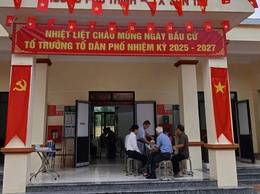 Cử tri Sơn Tây phấn khởi tham gia bầu cử Tổ trưởng Tổ dân phố nhiệm kỳ 2025-2027