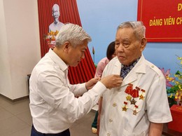 Đảng ủy phường Đại Mỗ trao tặng Huy hiệu 75 năm tuổi Đảng cho đồng chí Nguyễn Trường Sinh