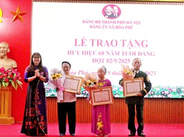Lễ trao tặng Huy hiệu Đảng đợt 02/9/2025 cho 38 đồng chí Đảng viên trong Đảng bộ xã. 