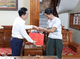 Đồng chí Phó Bí thư thường trực Đảng ủy xã Đinh Ngọc Thức thăm tặng quà người có công tại thôn Thanh Vân