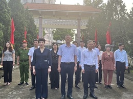 Các đồng chí lãnh đạo xã An Khánh viếng Nghĩa trang liệt sĩ nhân dịp kỷ niệm 80 năm Quốc khánh 2/9