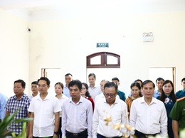 Lãnh đạo xã Sơn Đồng dâng hương tại Di tích lưu niệm Bác Hồ